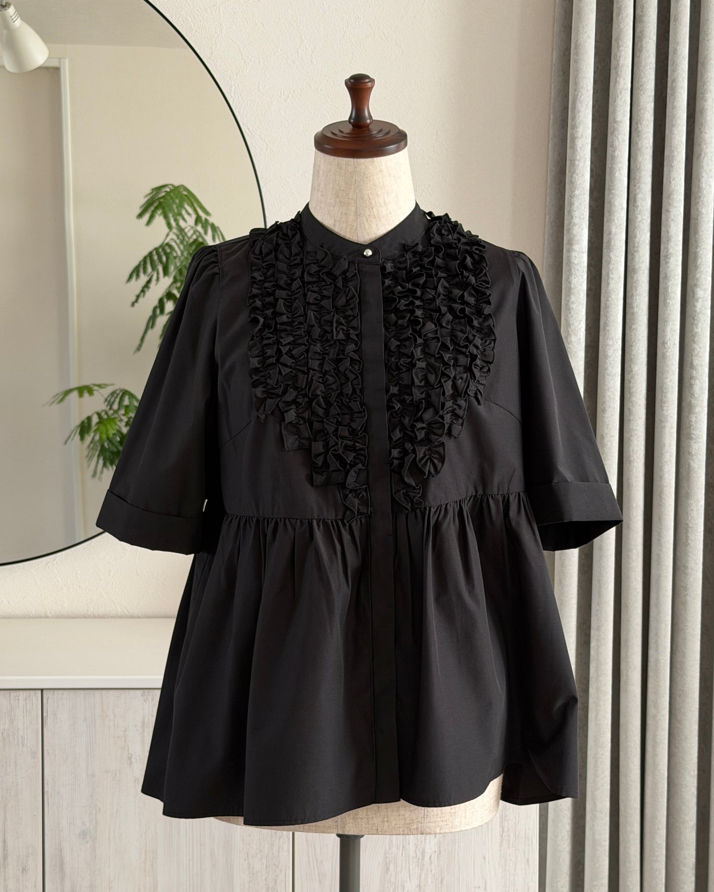 Petal Frill Half-sleeve Blouse